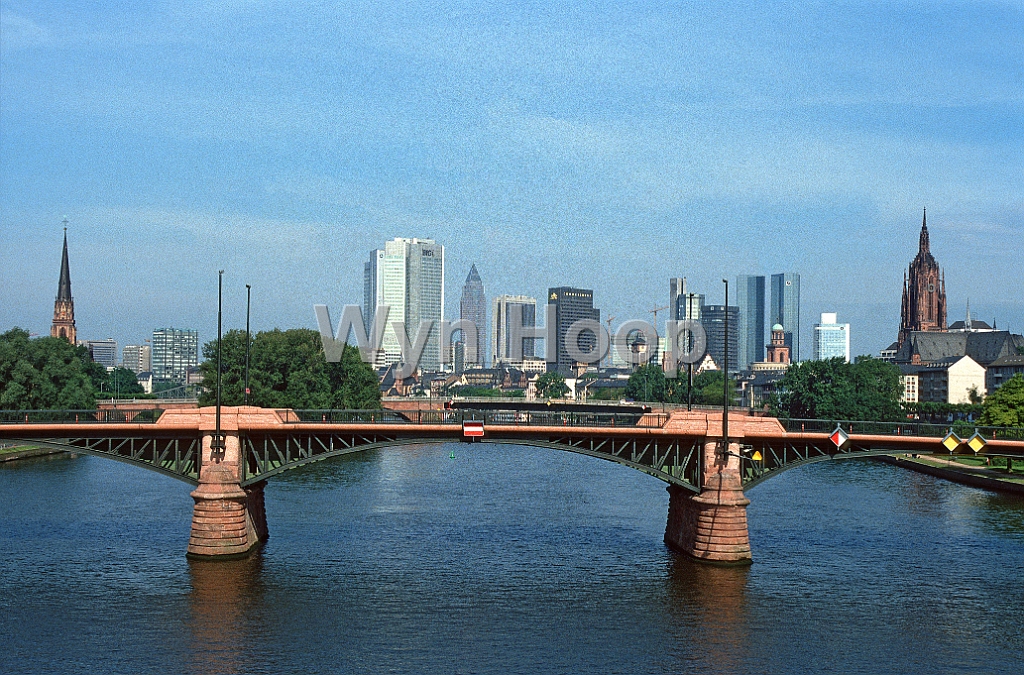 Main Frankfurt Floesserbruecke.jpg - Flößerbrücke und Skyline von Frankfurt am Main